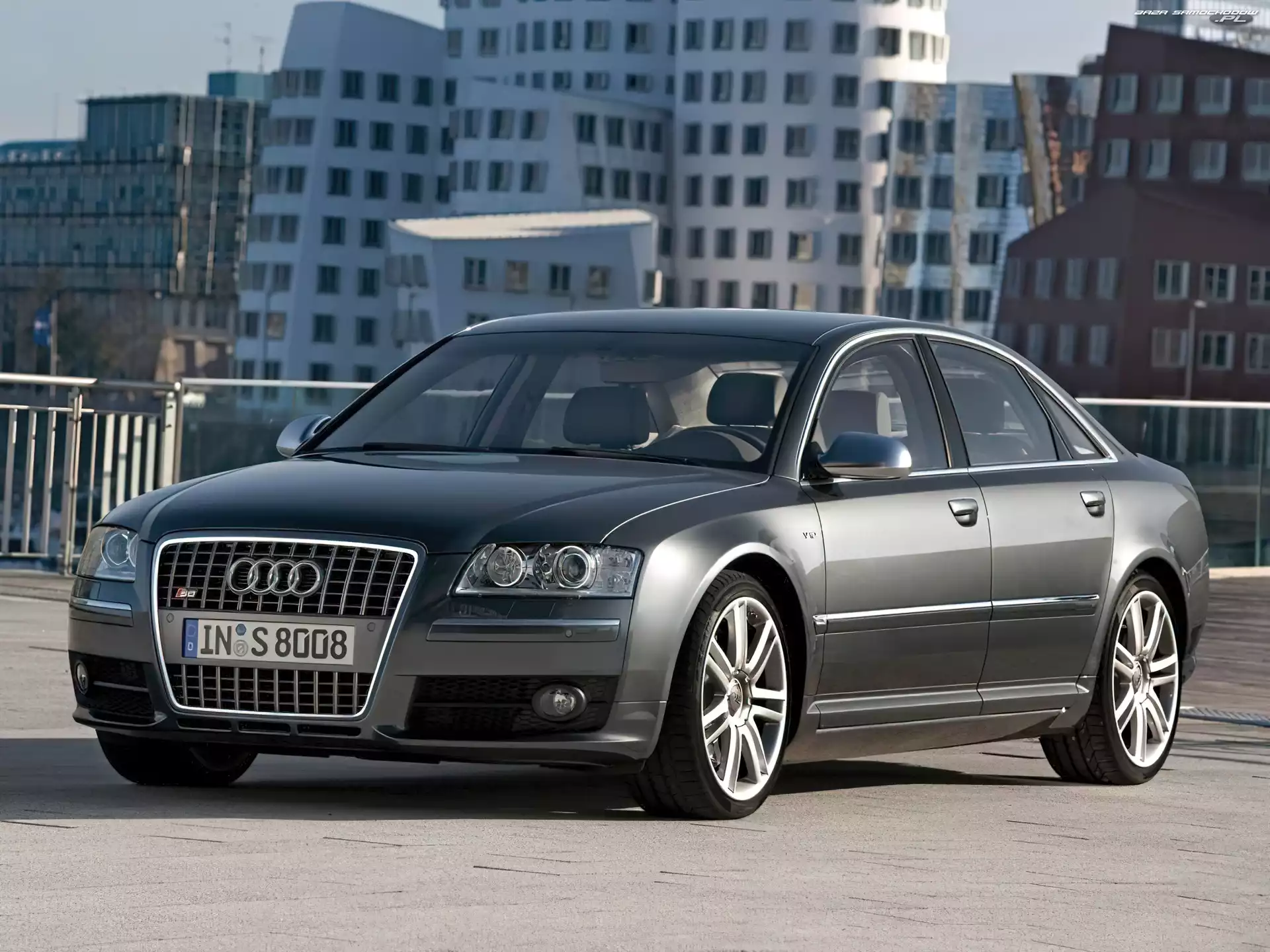 Budynki, Audi S8