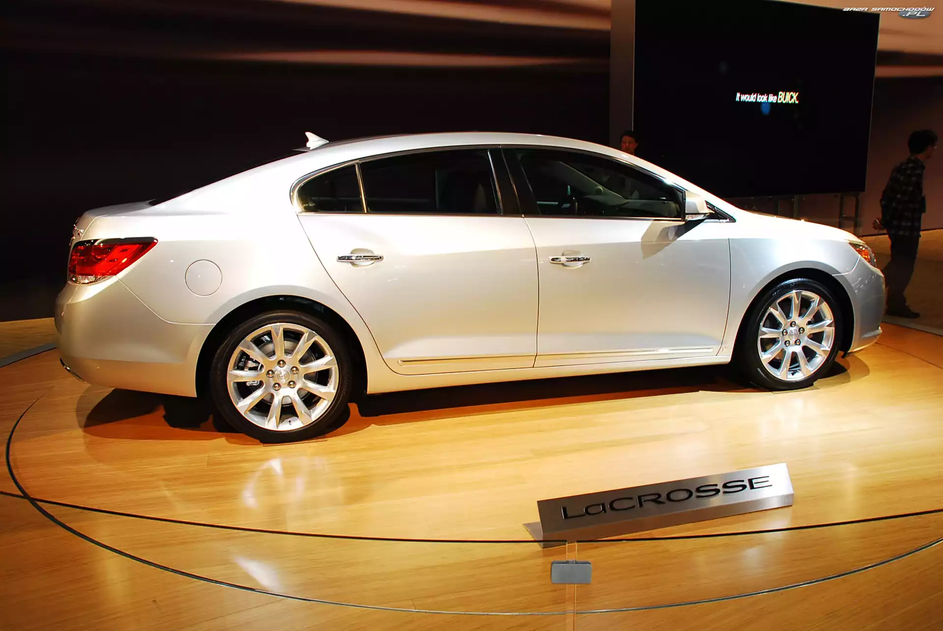 Salon, Buick LaCrosse, Prezentacja