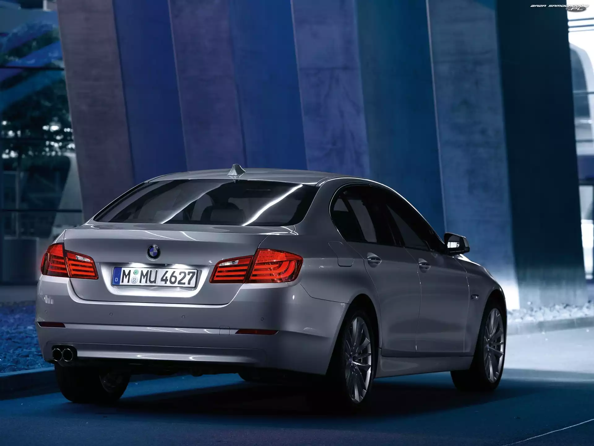 BMW seria 5 F10, Noc, Tył, Światła
