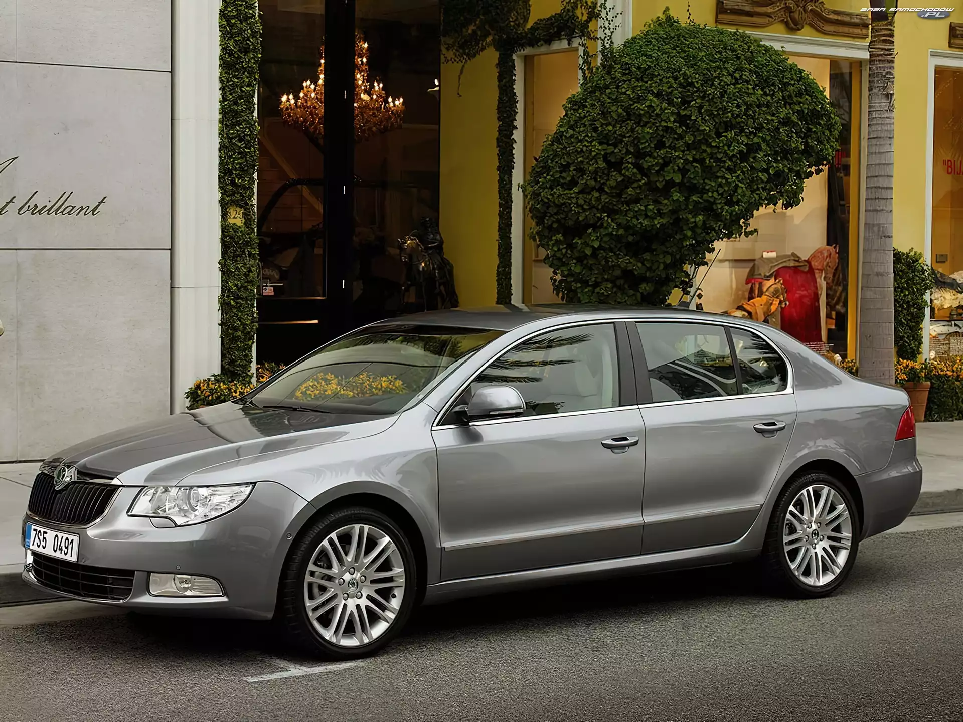 Srebrny, Skoda Superb, Witryna, Ulica