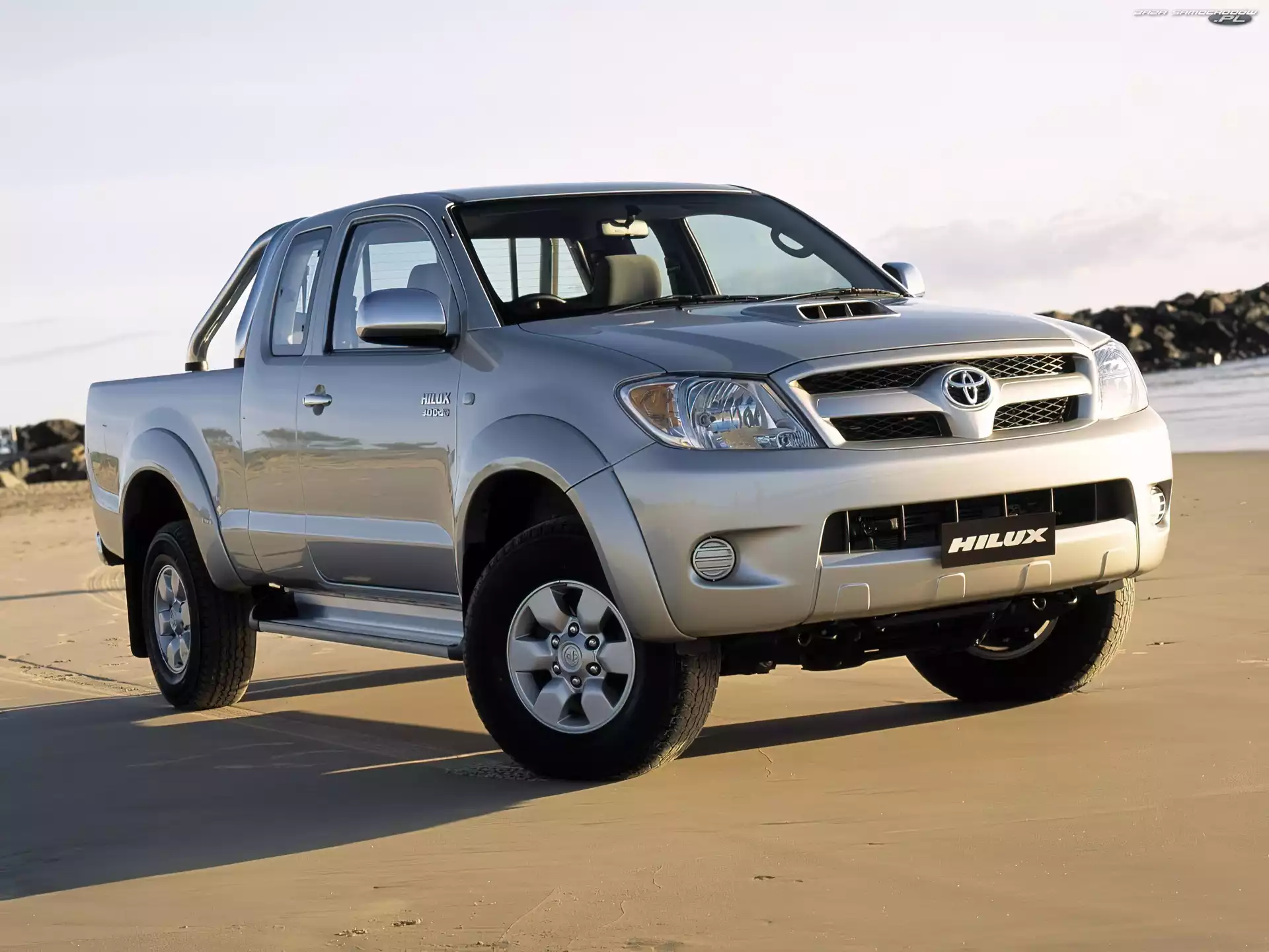 srebrny metalik, Hilux, plaża