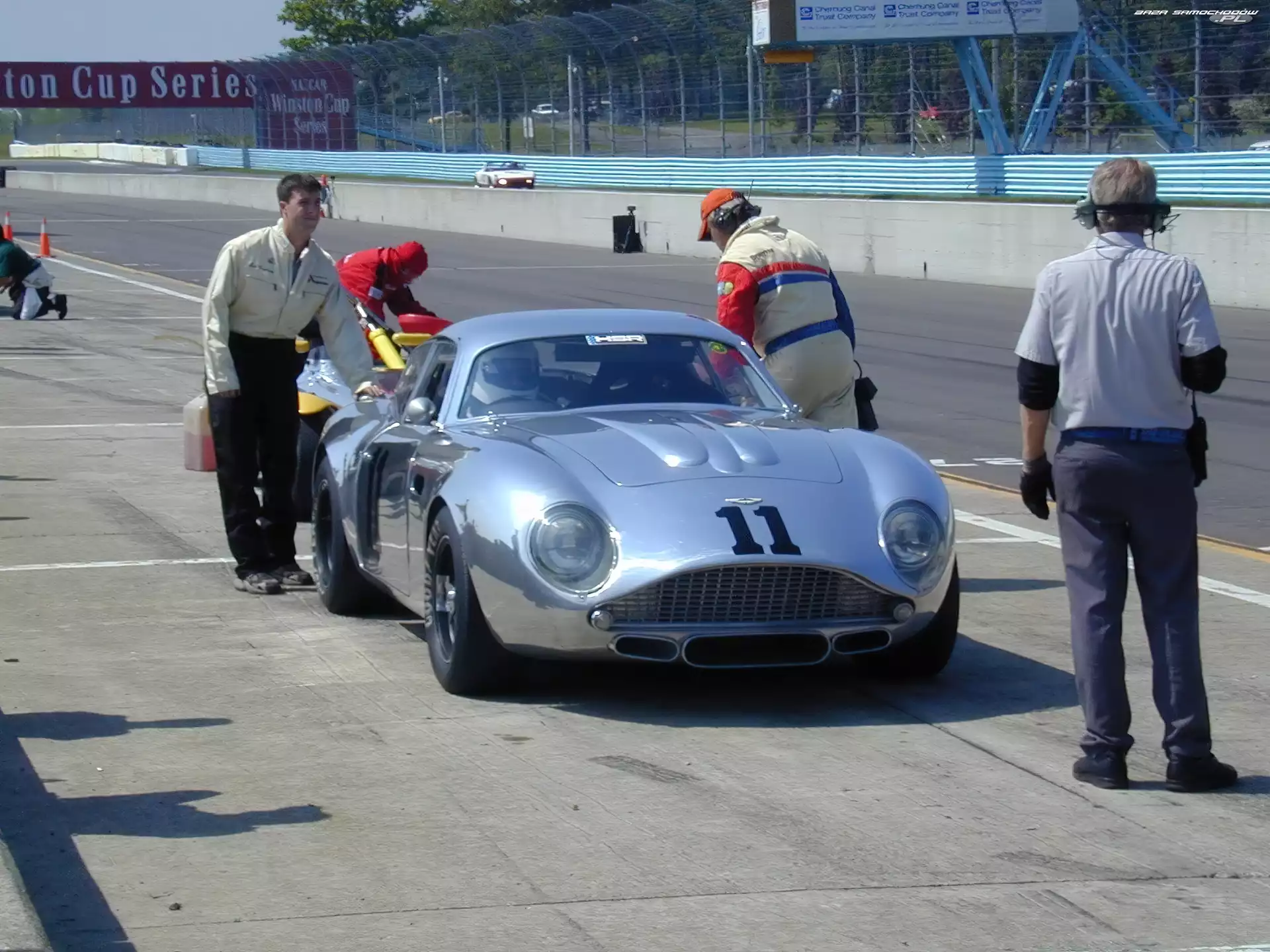 Stop, Aston Martin DB4, Pit