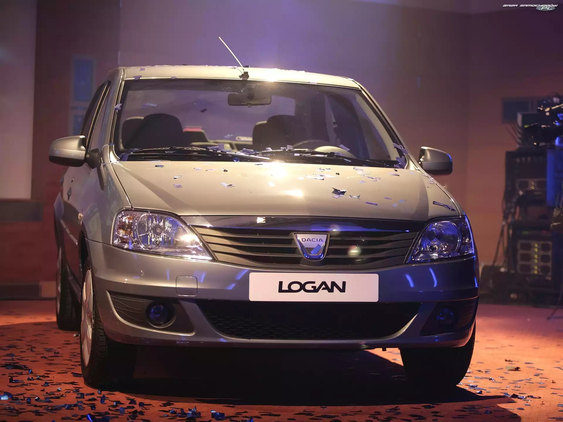 Studio, Debiut, Dacia Logan