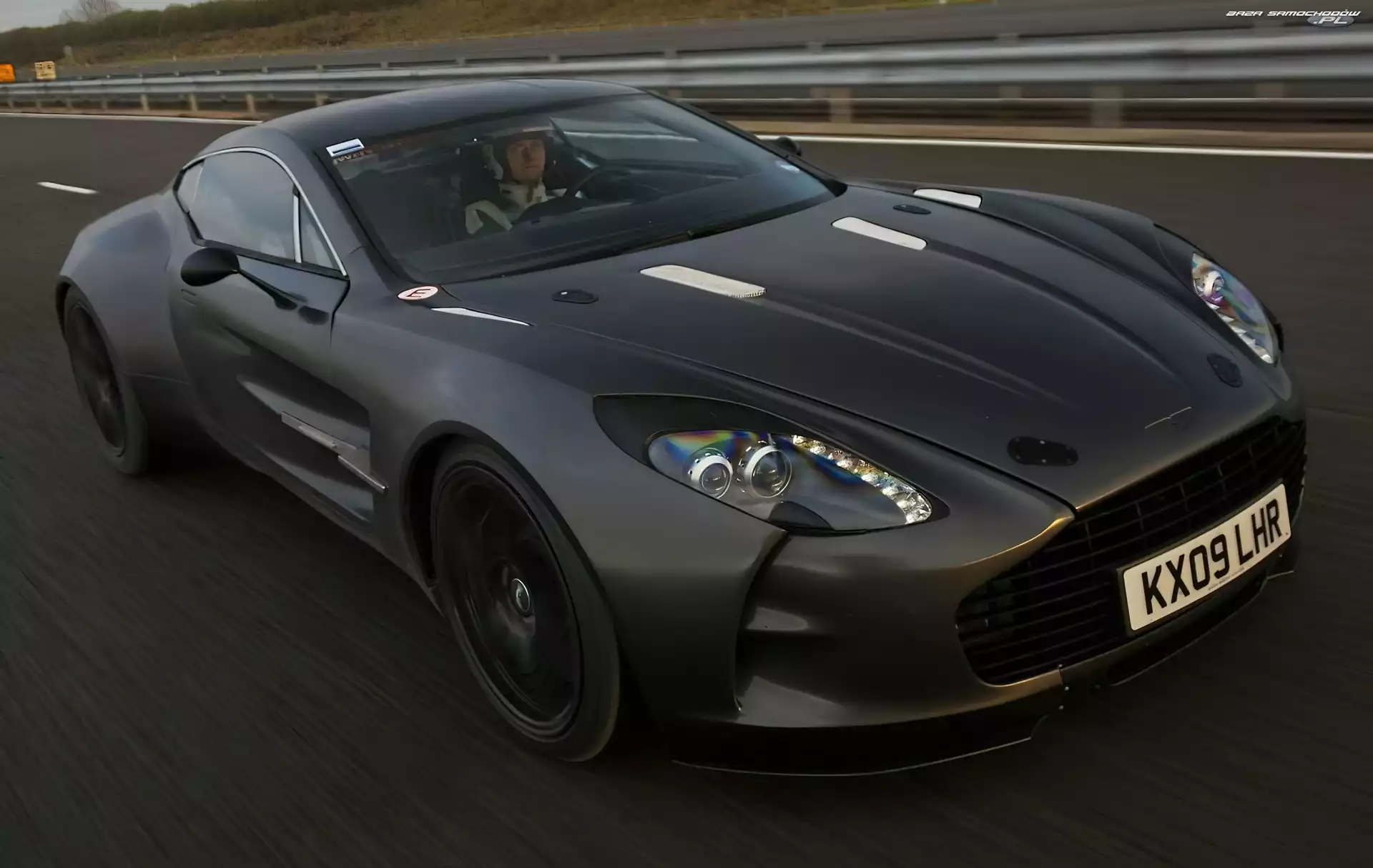 Tor, Czarny, Aston Martin One-77