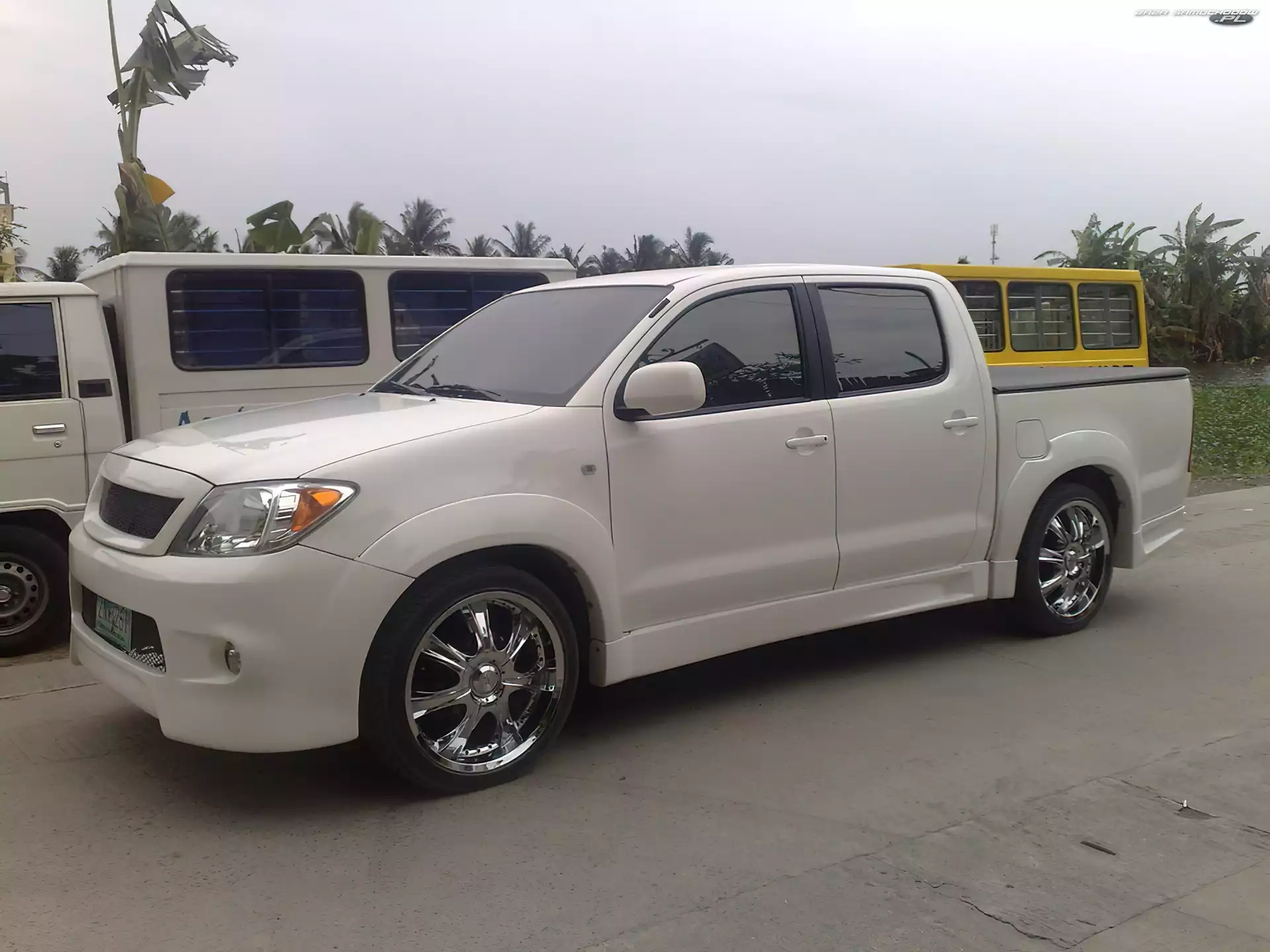 Toyota Hilux, biała perła