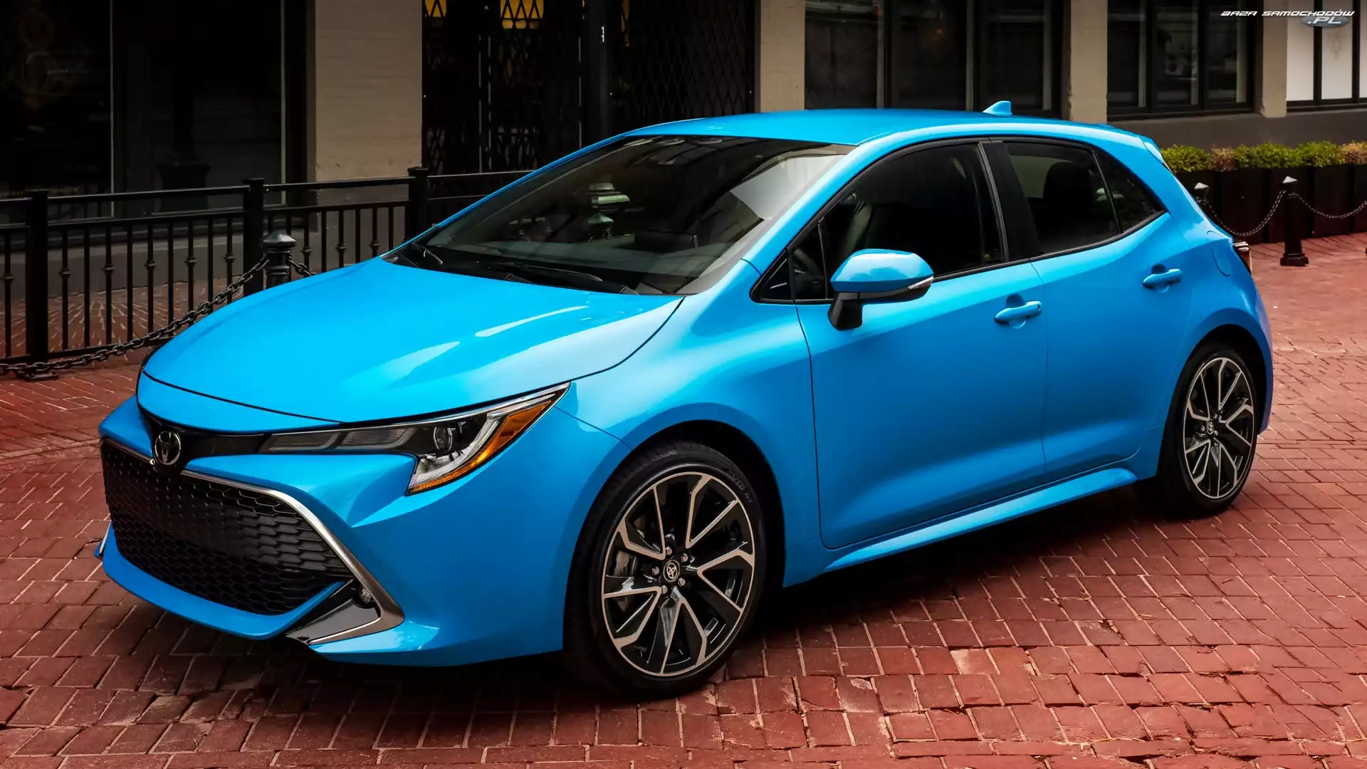 Toyota Corolla Hatchback, Domy, Niebieska, Ulica