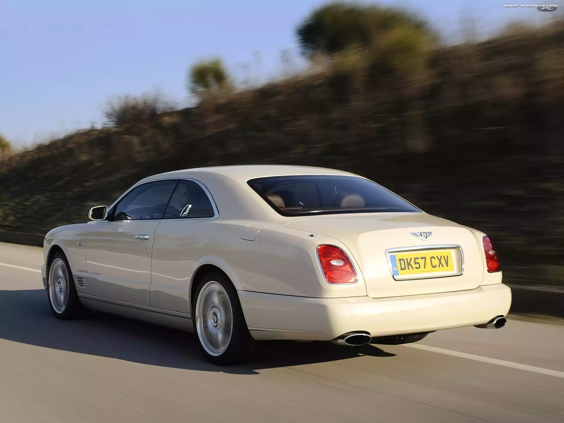 Tył, Bentley Brooklands, Lampy