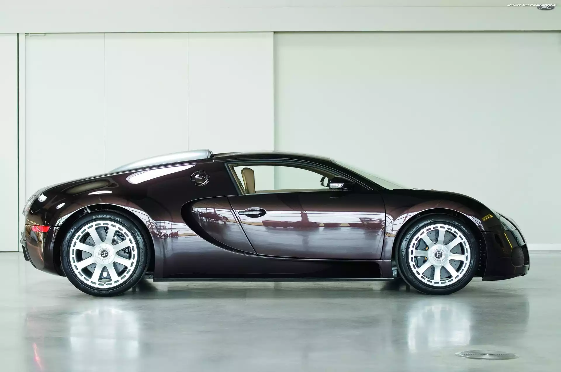Veyron, Hala, Czarny, Prawy bok