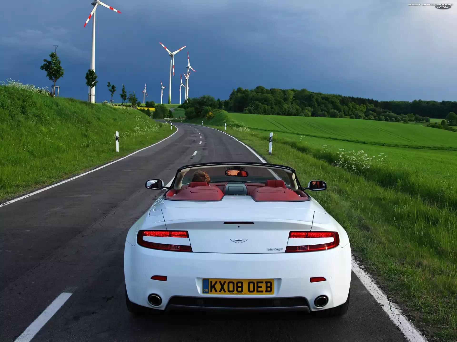 Wiatraki, Aston Martin V8 Vantage, Droga