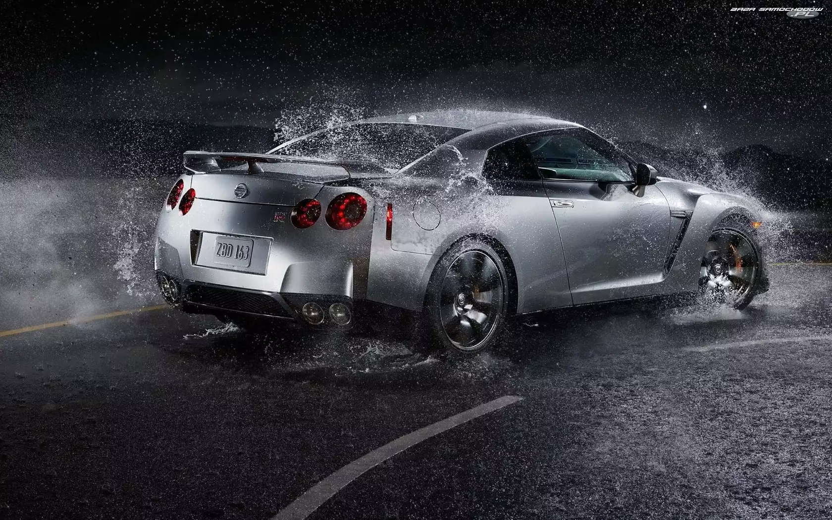 Woda, Nissan Skyline GT-R, Droga