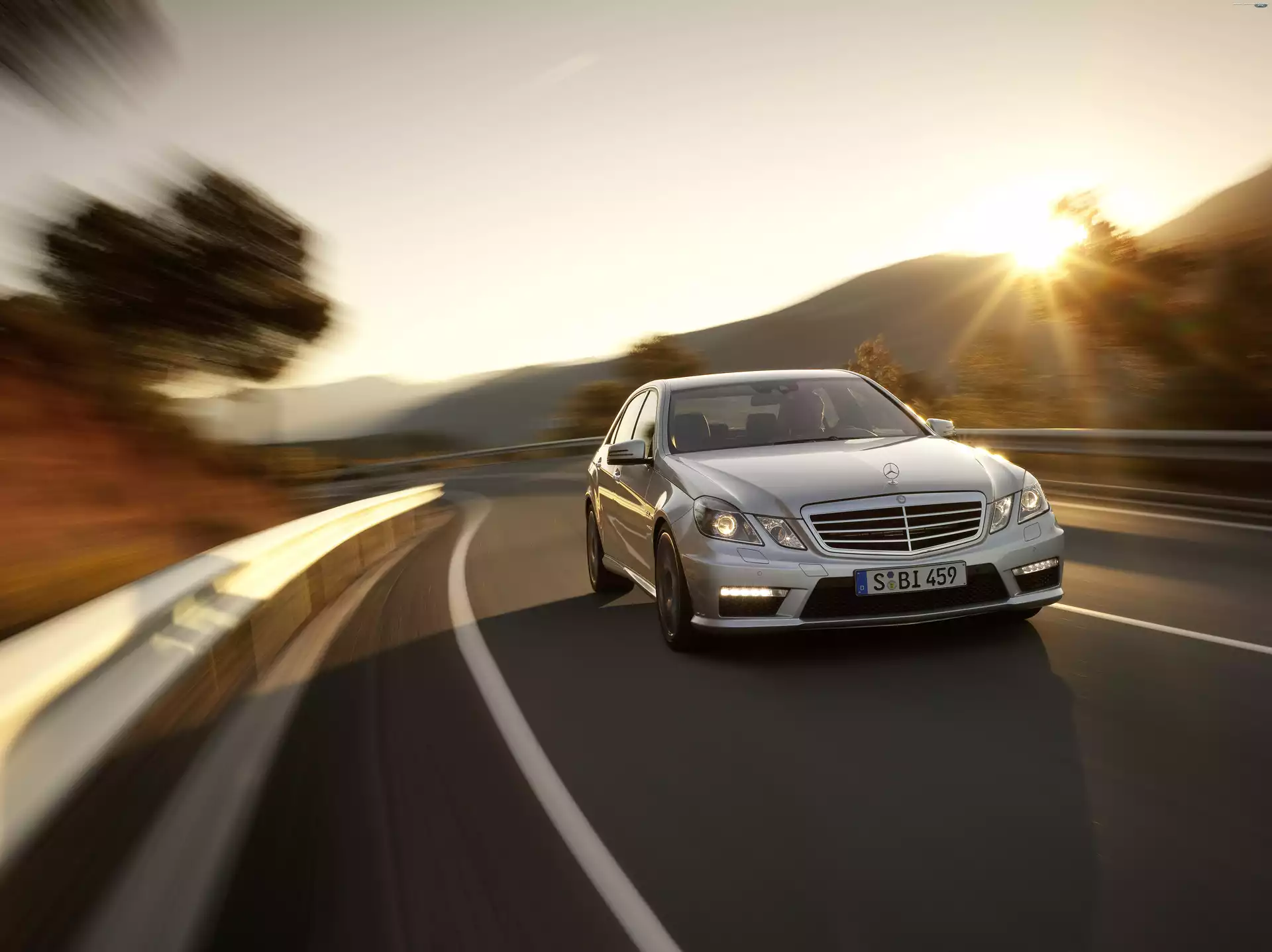 Zachód, Mercedes Benz E 63, Droga