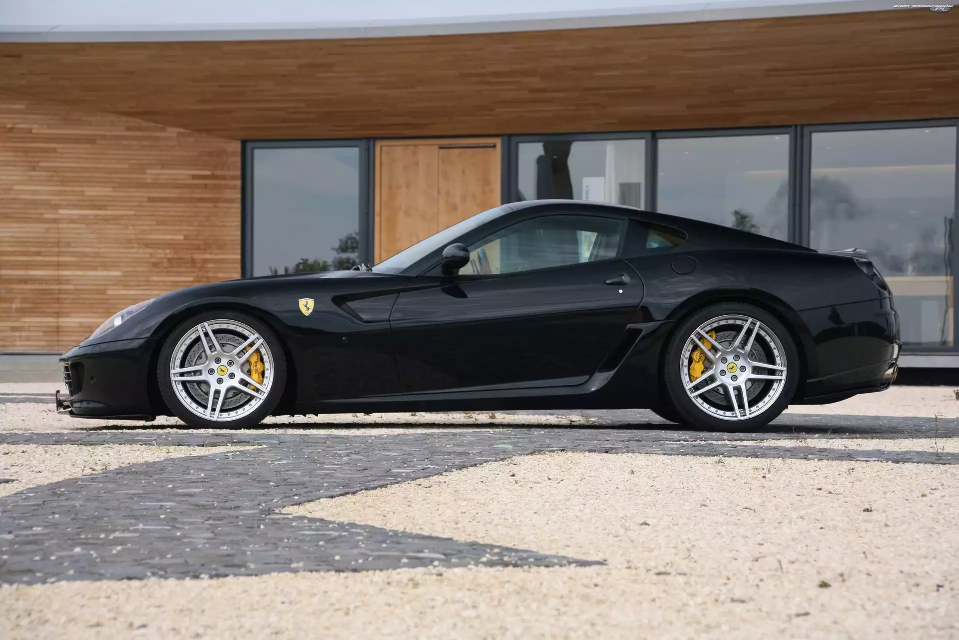 Zaciski, Ferrari 599, Żółte