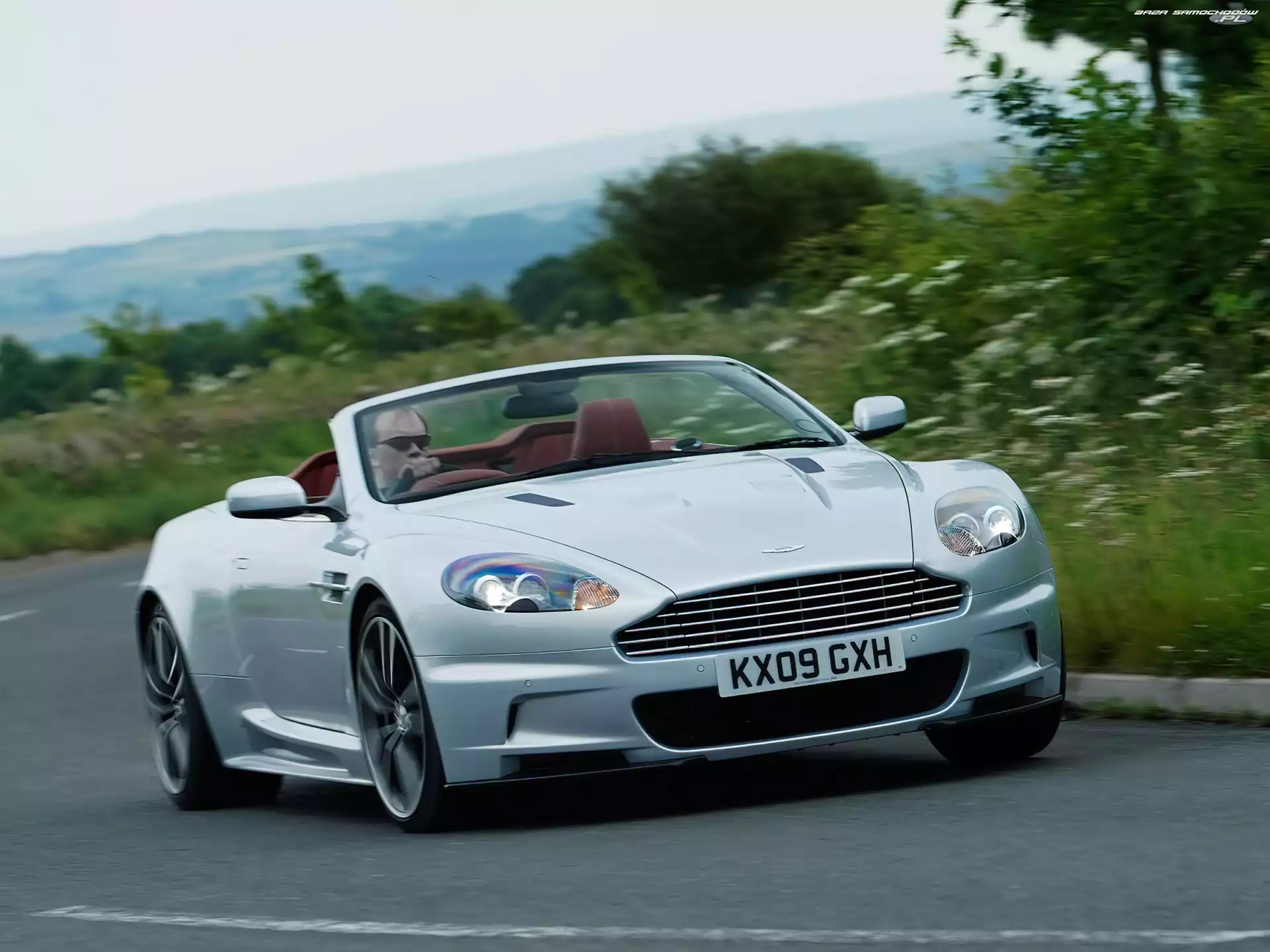 Zakręt, Aston Martin DBS Volante, Ostry