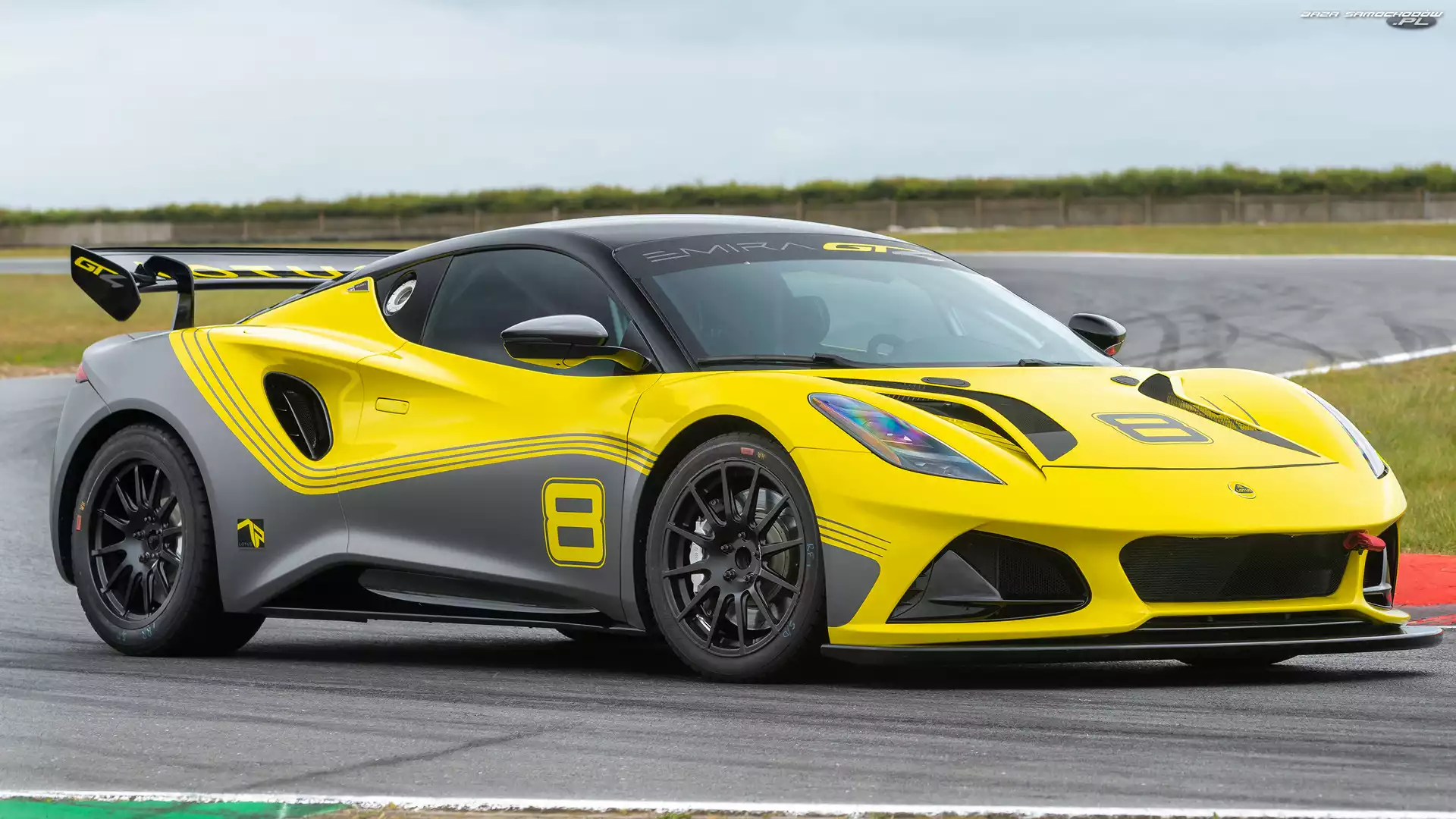 Lotus Emira GT4, Żółty